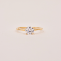 Amar ring i forgyldt sølv med rund zirkonia – front