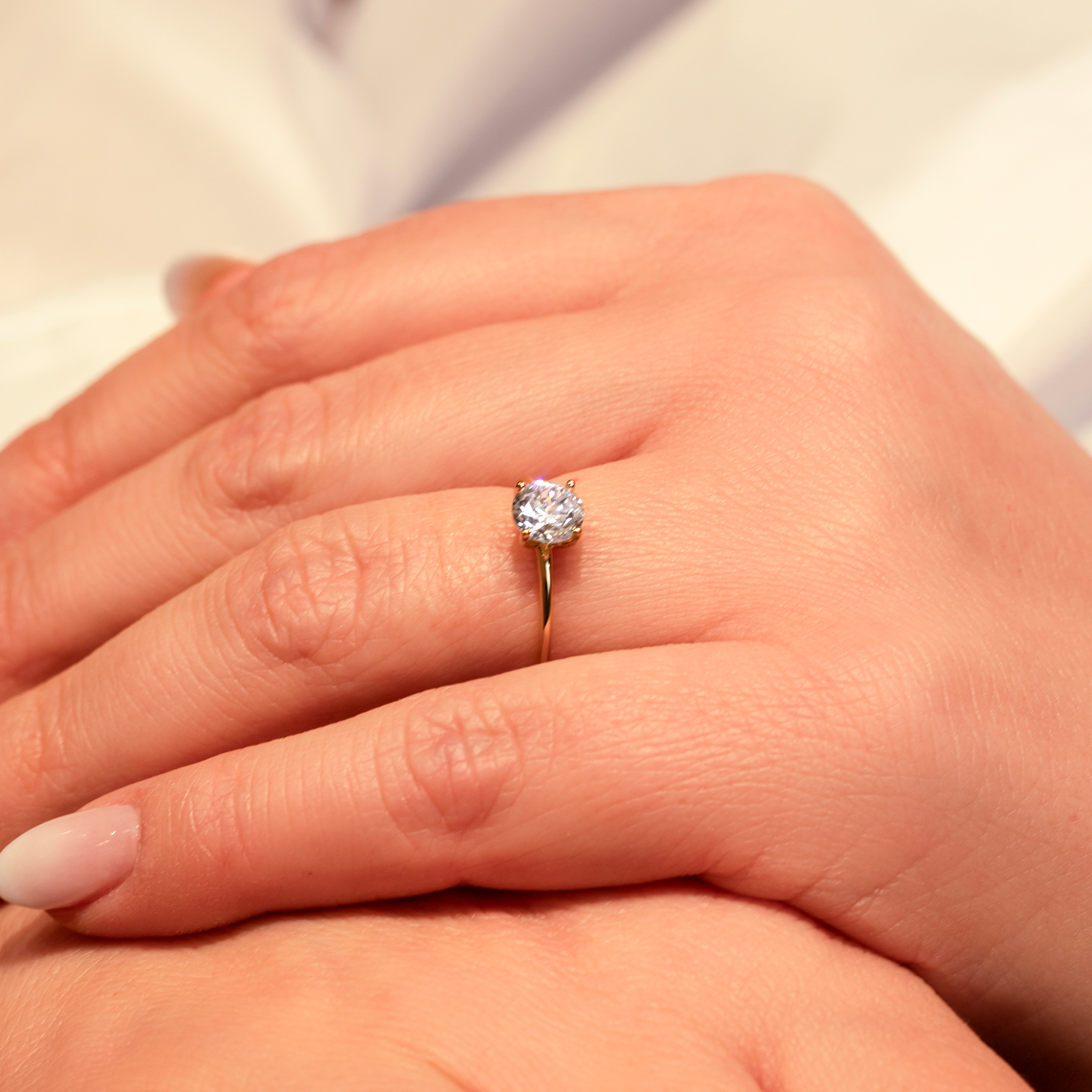 Amar ring i forgyldt sølv båret på hånd