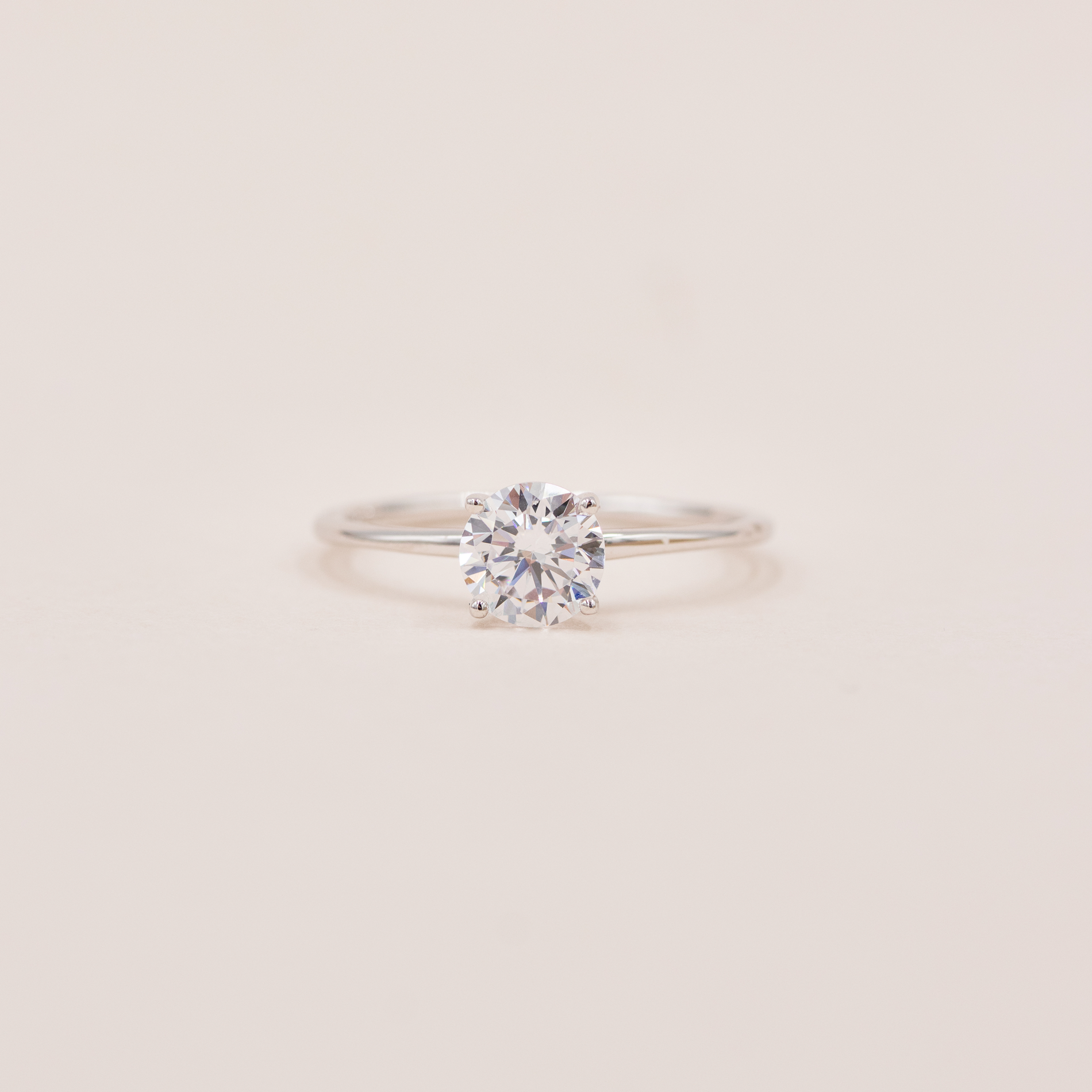 Amar ring i sterling sølv med rund zirkonia set forfra
