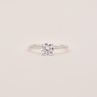 Amar ring i sterling sølv med rund zirkonia set forfra
