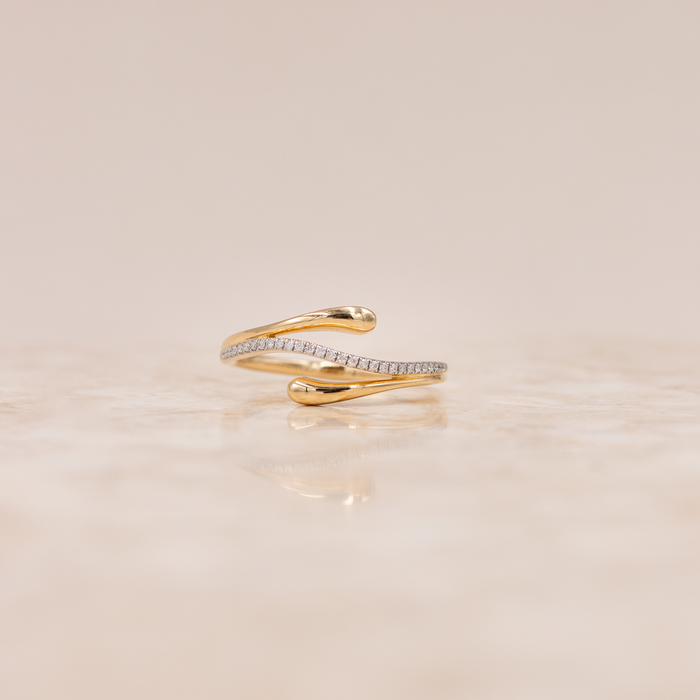 Frontvisning af Anela ring i 18 kt. guld med diamantbesat linje
