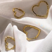 Aqua Dulce Love Me Heart Hoop Big hjerteformede creoler i forgyldt sølv