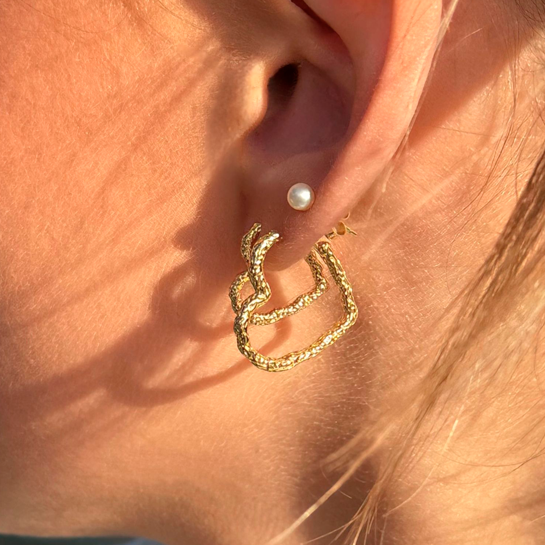 Aqua Dulce Love Me Heart Hoop Big forgyldte hjertecreoler båret i øret