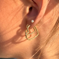 Aqua Dulce Love Me Heart Hoop Big forgyldte hjertecreoler båret i øret