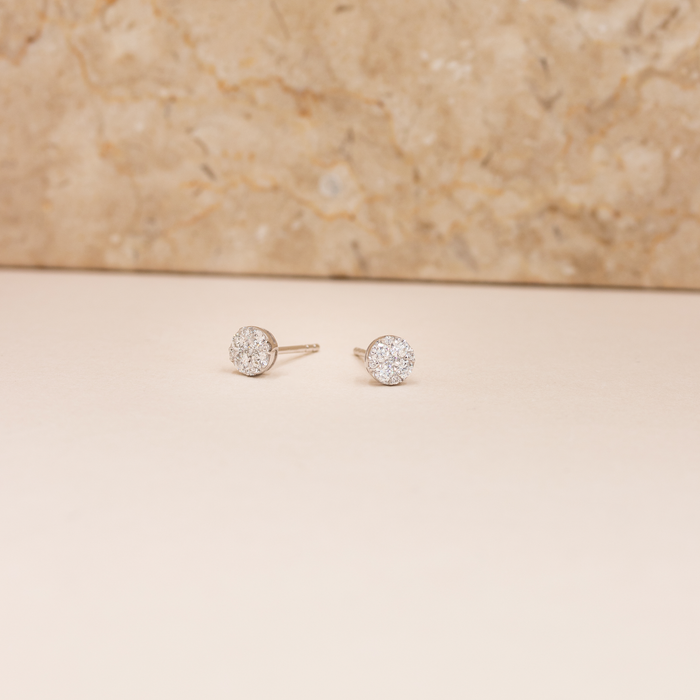 Close-up af Asta øreringe i hvidguld med pavé-fattede diamanter