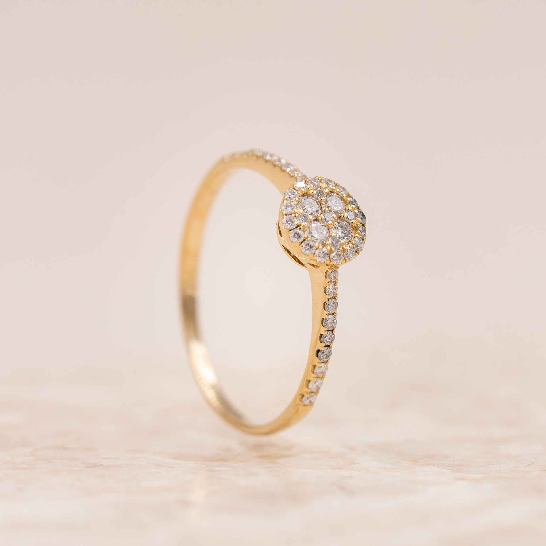 Bella ring i 18 kt. guld med pavéfattede diamanter set forfra
