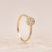 Bella ring i 18 kt. guld med pavéfattede diamanter set forfra
