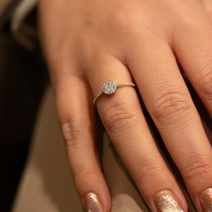 Bella ring med diamanter båret på finger
