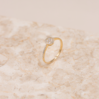 Sideprofil af Bella ring i 18 kt. guld med diamanter
