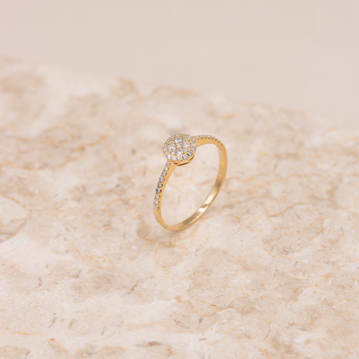 Sideprofil af Bella ring i 18 kt. guld med diamanter
