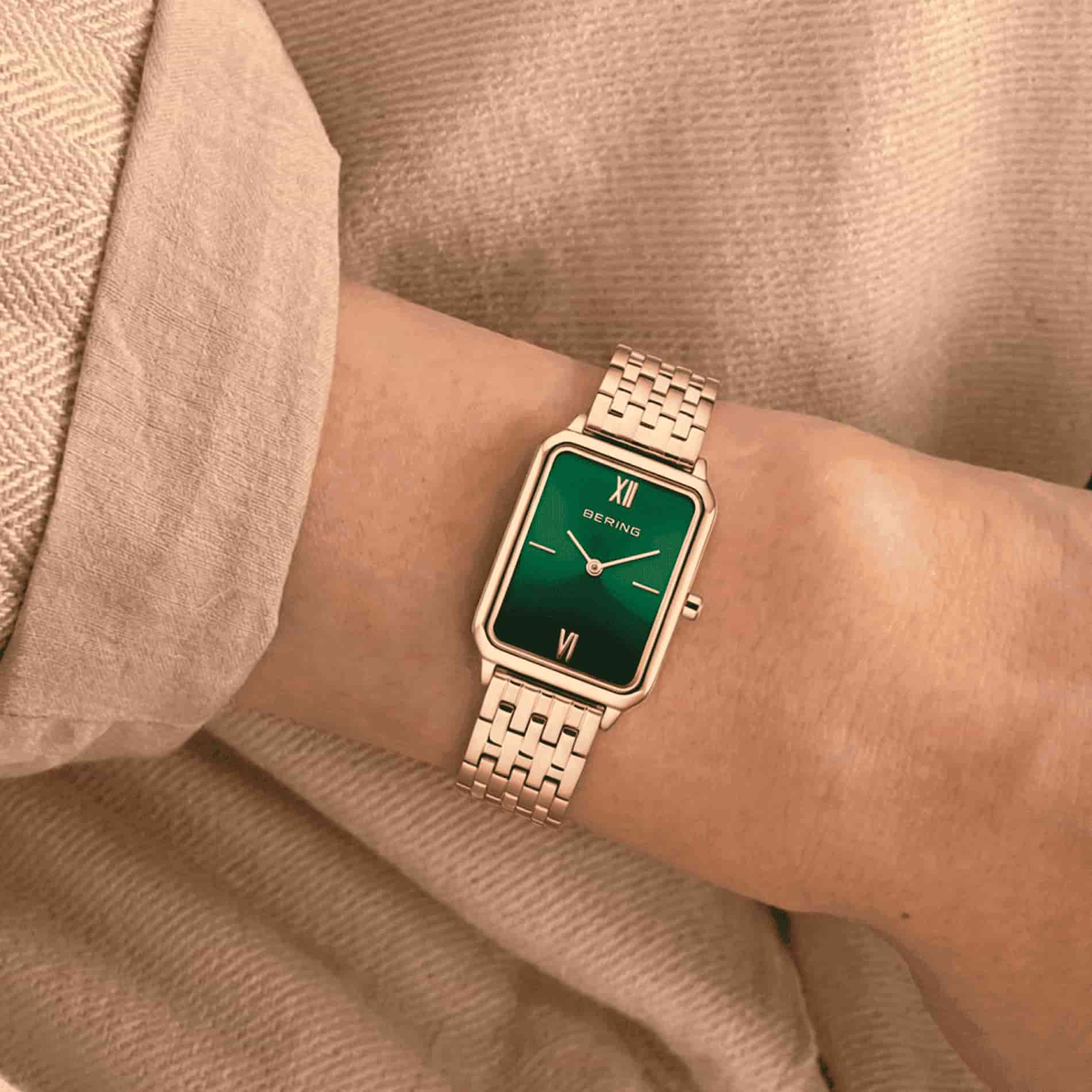 Bering Classic 17423-738 dameur med grøn urskive vist på håndled