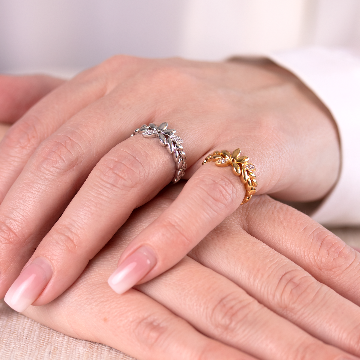 Forgyldt ring med blomstermotiv og hvide zirkonia sten