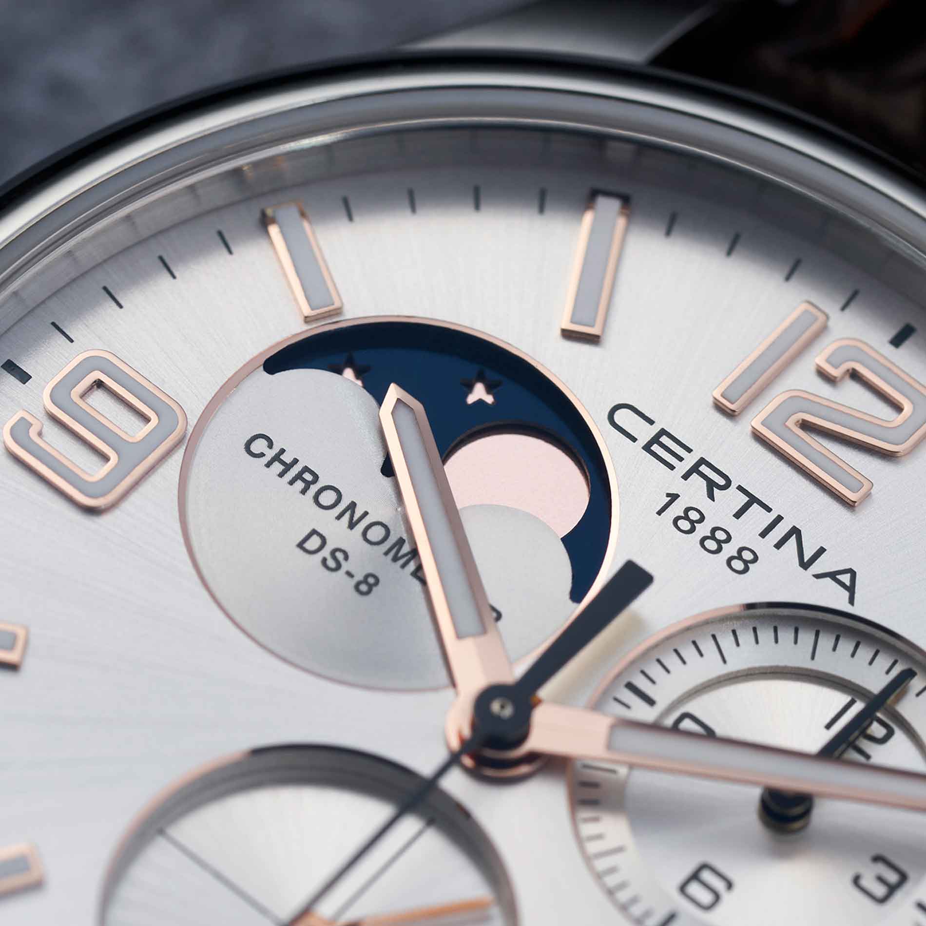 Certina DS 8 MoonPhase herreur med sølv skive og brun læderrem, set tæt på