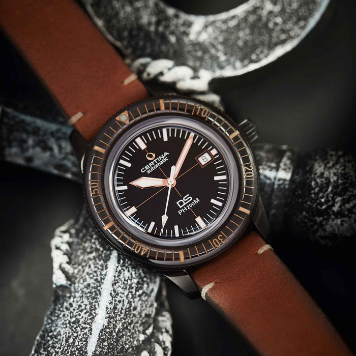 Certina DS PH200M herreur med brun læderrem og sort skive, set forfra
