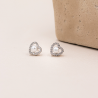 Hjerteformede sølv ørestikker med zirkonia i elegant opstilling