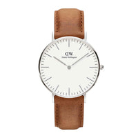 Daniel Wellington ur i stål med hvid skive og brun læderrem