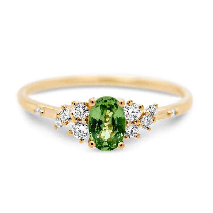 Guldring med diamanter og en grøn safir