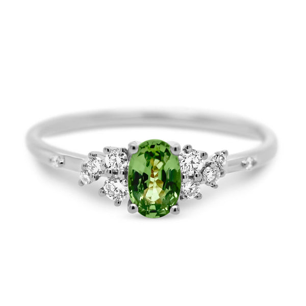Diamantring i hvidguld med en grøn safir