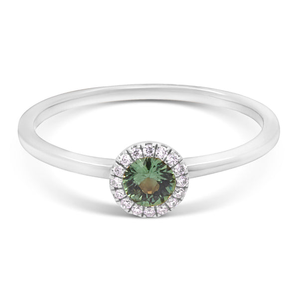 Hvidguldsring med diamanter og grøn safir