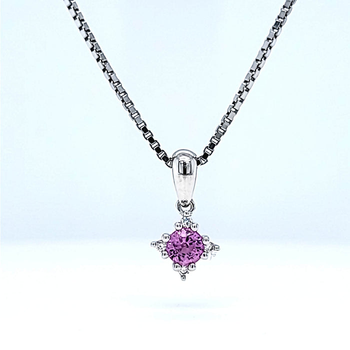 Vedhæng i hvidguld med en pink safir og 4 diamanter, set forfra på kæde