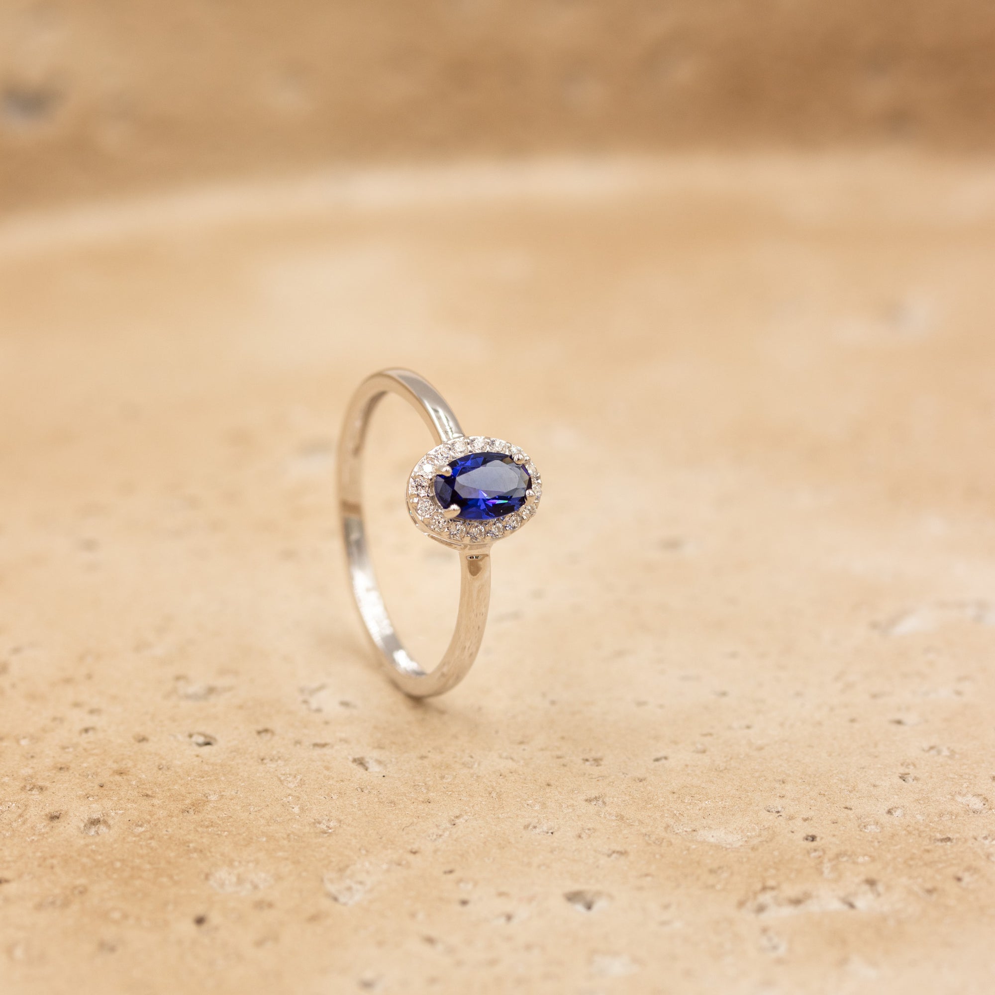 Elina roset ring i sterlingsølv med blå zirkonia fotograferet i miljø
