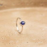 Elina roset ring i sterlingsølv med blå zirkonia fotograferet i miljø
