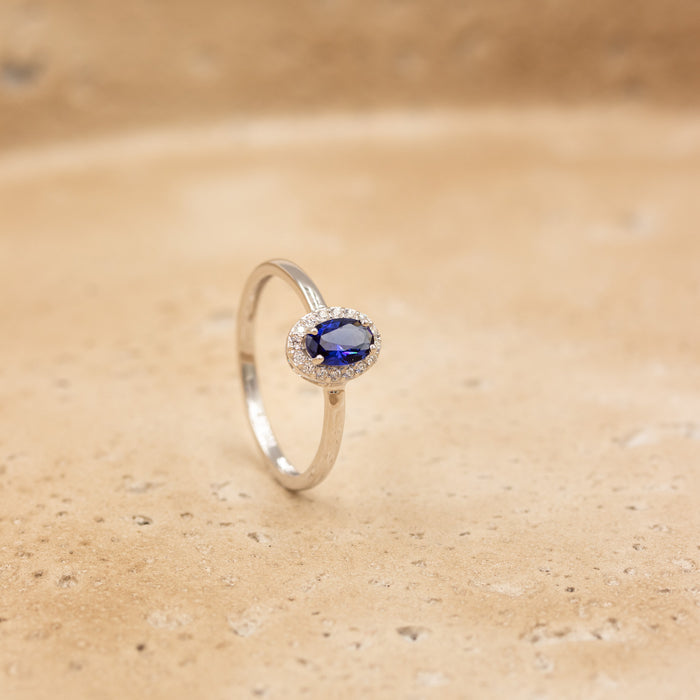 Elina roset ring i sterlingsølv med blå zirkonia fotograferet i miljø
