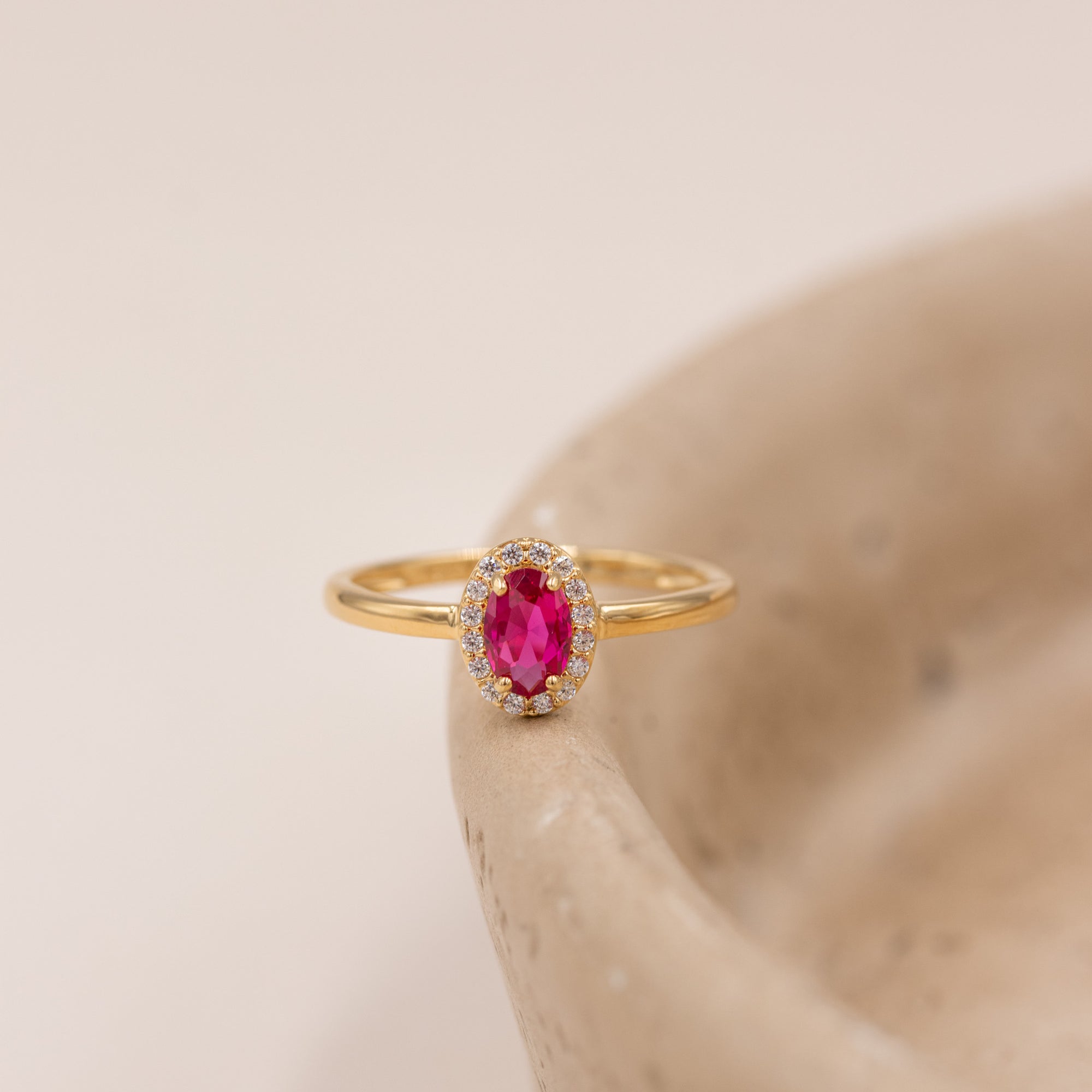 Detalje af Elina Ruby roset ring med klare zirkonia omkring midterstenen
