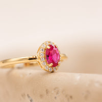 Frontvisning af Elina Ruby roset ring med rubinrød zirkonia og stenkreds
