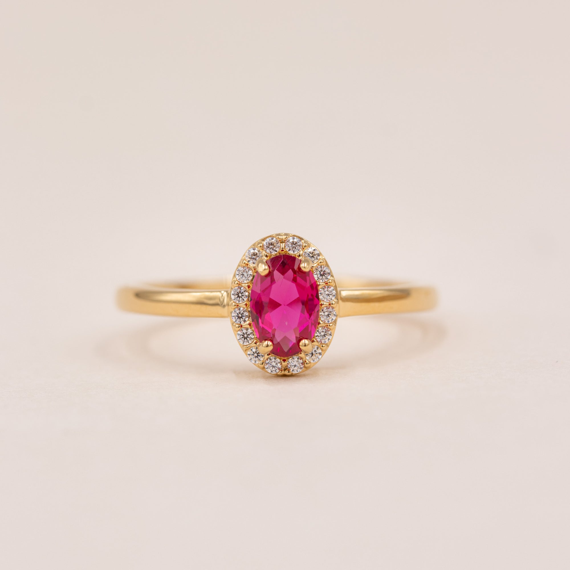 Elina Ruby roset ring i forgyldt sølv med oval rubinfarvet zirkonia
