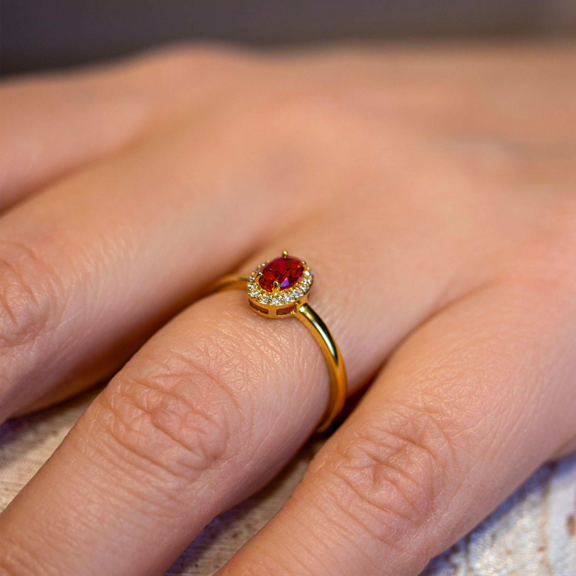 Elina Ruby roset ring i forgyldt sølv båret på hånd