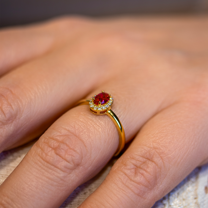 Elina Ruby roset ring i forgyldt sølv båret på hånd