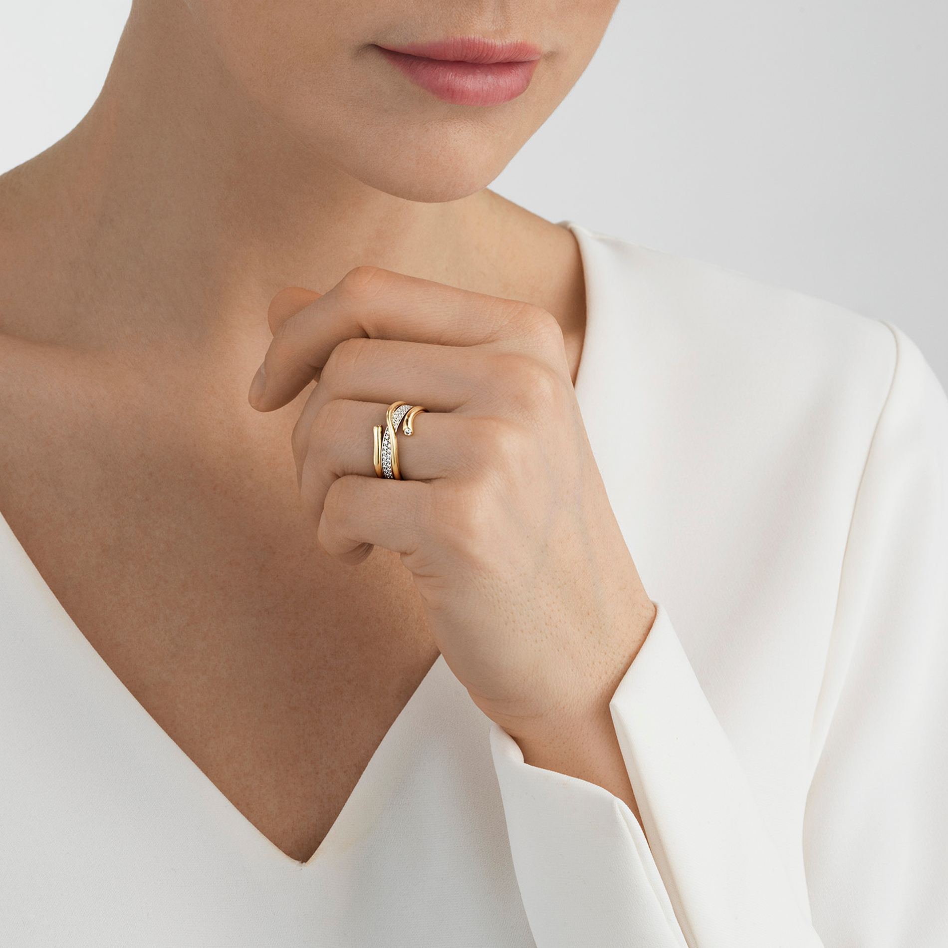 Georg Jensen Magic ring i 18 karat guld med diamanter båret sammen med andre ringe