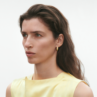 Georg Jensen Reflect guld øreringe båret på model