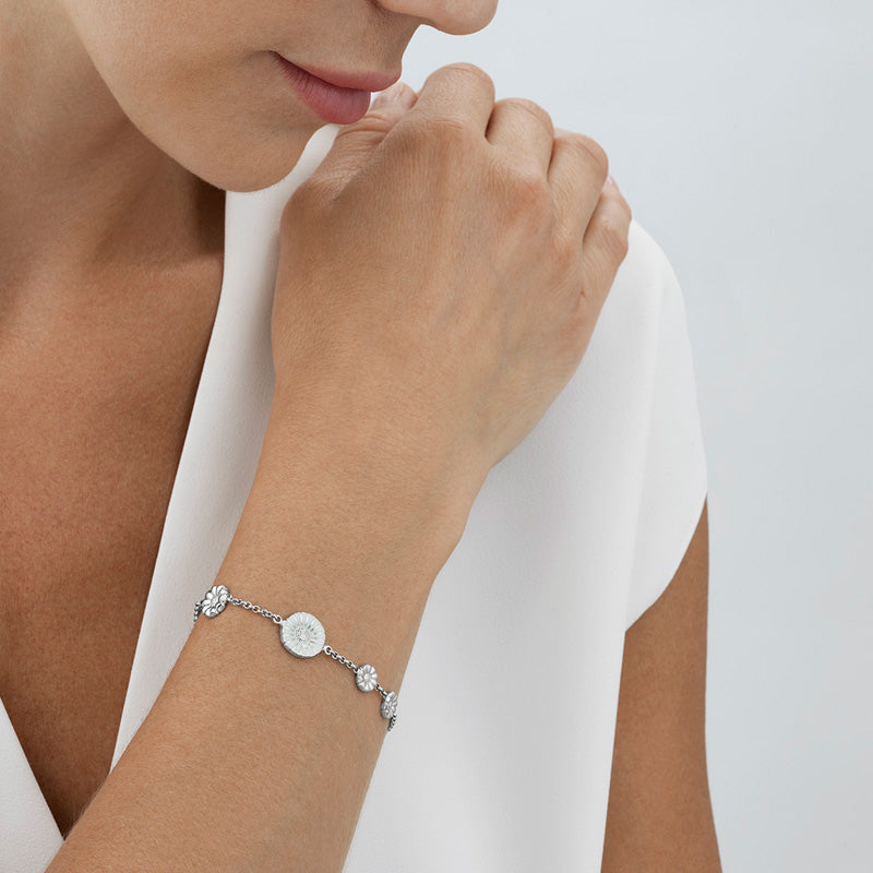 Georg Jensen Daisy armbånd i sterling sølv med margueritter, på model