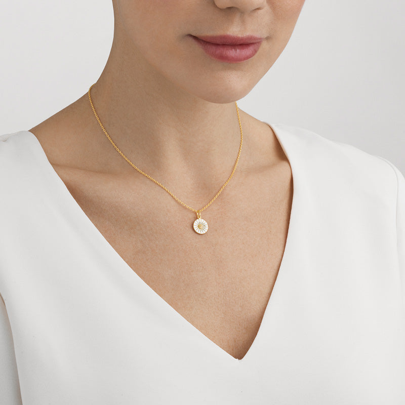 Georg Jensen Daisy lille halskæde forgyldt båret på model med V-hals
