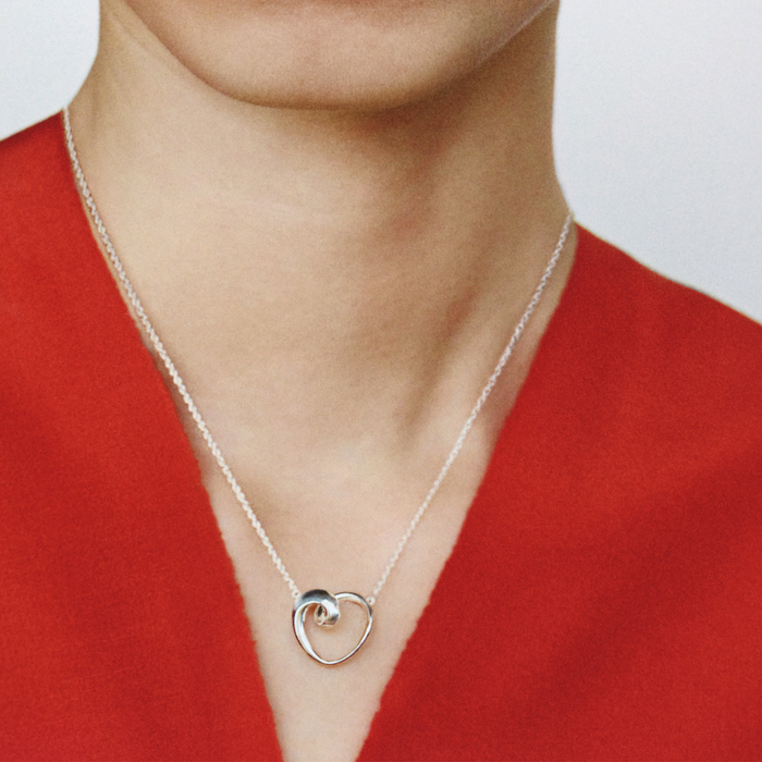 Georg Jensen Heart 2026 vedhæng i sterlingsølv båret på halsen