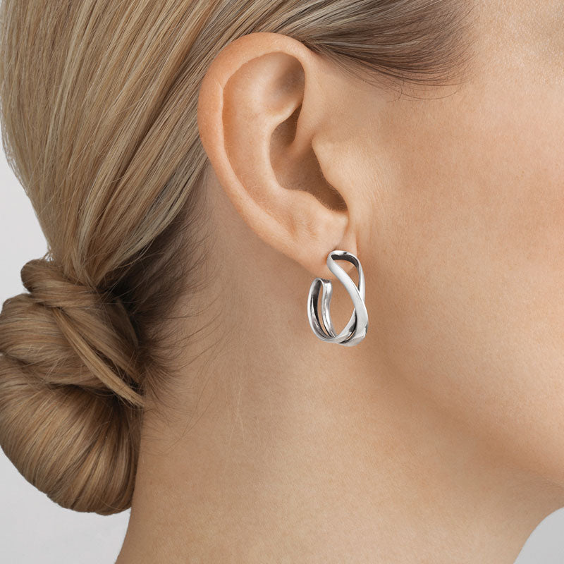 Georg Jensen infinity øreringe i snoet design i sølv, på model