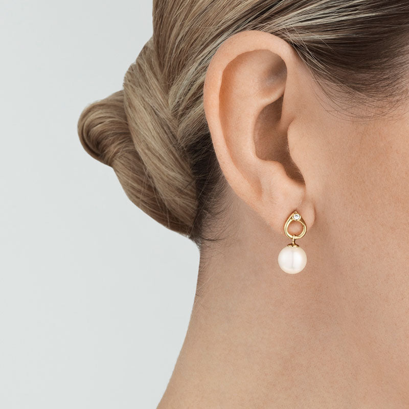 Georg Jensen Magic øreringe i guld med perle båret på model