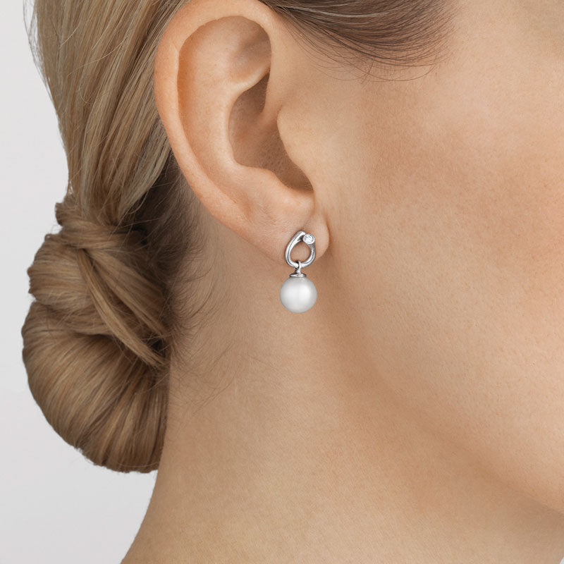 Georg Jensen Magic øreringe i hvidguld med diamanter og perler, på model