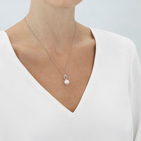 Georg Jensen Magic halskæde i hvidguld med perle og diamanter, på model