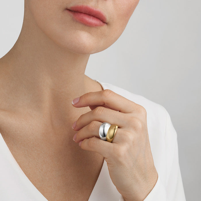 Georg Jensen Curve ring i både sølv og guld, på model