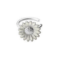 Georg Jensen Daisy x Stine Goya ear cuff i sølv med hvid blomst