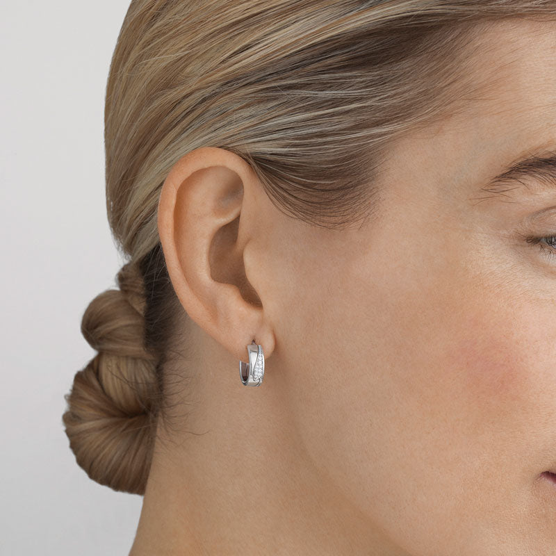 Georg Jensen Fusion øreringe i 18 karat hvidguld med diamanter, på model