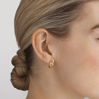Georg Jensen Fusion øreringe i 18 karat guld, på model
