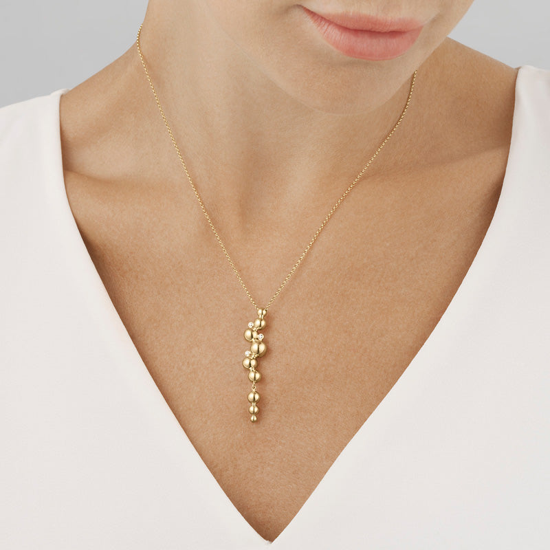 Model bærer Georg Jensen Moonlight Grapes halskæde i guld med diamanter