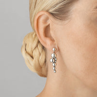 Georg Jensen Moonlight Grapes øreringe i sterling sølv, på model