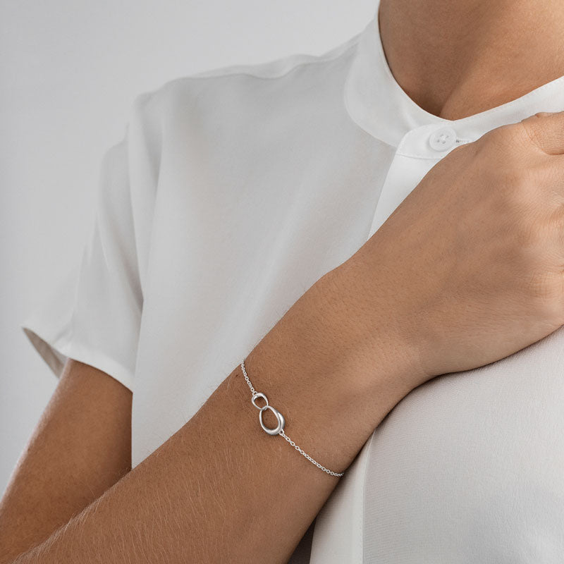 Model bærer Georg Jensen Offspring armbånd i sølv