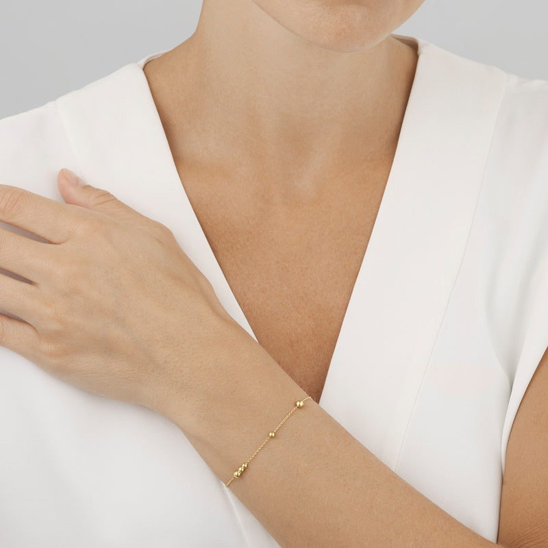 Georg Jensen Moonlight Grapes armbånd i guld båret på håndled