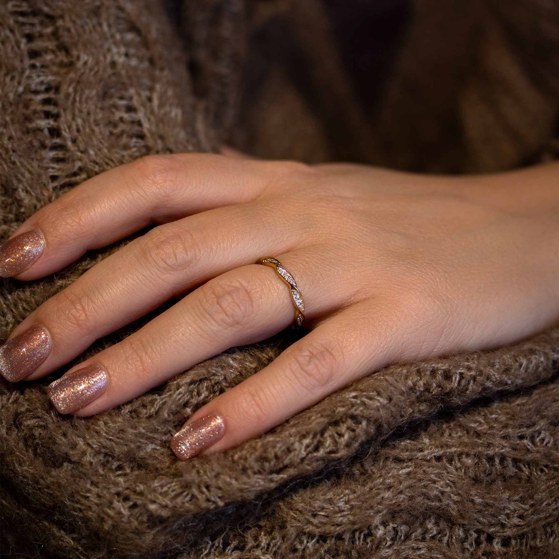 Hazel ring i forgyldt sølv båret på finger